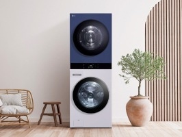 거실에 LG 오브제컬렉션 세탁기와 건조기가 세로로 설치되어 있습니다.